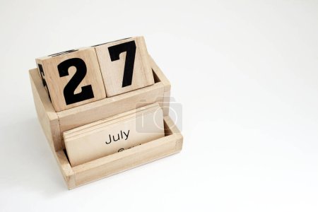 Foto de Calendario perpetuo de madera que muestra el 27 de julio - Imagen libre de derechos