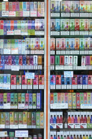 Téléchargez les photos : Leeds, Royaume-Uni - 09 09 2023 : Cigarettes électroniques exposées dans la vitrine. L'Association des gouvernements locaux du Royaume-Uni a publié une déclaration en juillet 2023 appelant le gouvernement à interdire les cassettes jetables d'ici 2024. - en image libre de droit