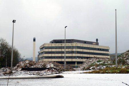Téléchargez les photos : Shipley, Royaume-Uni 12 04 2023 : Le bureau désormais abandonné du HMRC à Shipley est en cours de démolition pour laisser la place à de nouveaux projets de construction - en image libre de droit