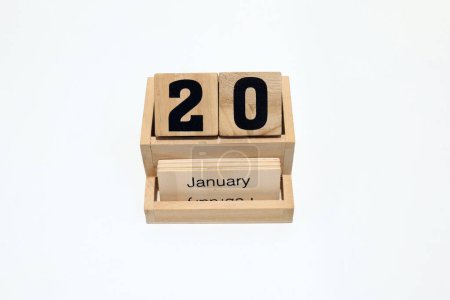Großaufnahme eines hölzernen ewigen Kalenders, der den 20. Januar zeigt. Nahaufnahme isoliert auf weißem Hintergrund 
