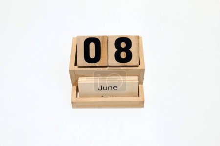 Nahaufnahme eines hölzernen ewigen Kalenders, der den 8. Juni zeigt. Nahaufnahme isoliert auf weißem Hintergrund