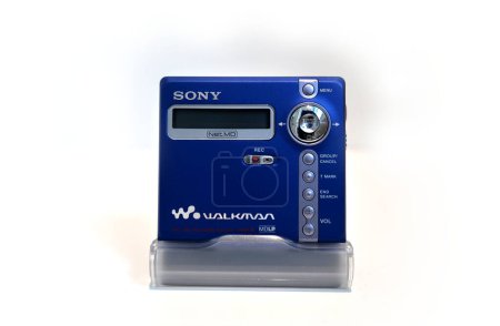 Téléchargez les photos : Bradford, Royaume-Uni 04 05 2024 Retro vibrant blue portable Sony minidisc player isolé sur un fond blanc. Appareil éteint. - en image libre de droit