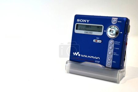 Téléchargez les photos : Bradford, Royaume-Uni 04 05 2024 Retro vibrant blue portable Sony minidisc player isolé sur un fond blanc. Lecture de la 1ère piste sur un disque - en image libre de droit
