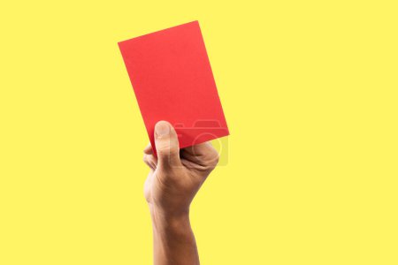 Foto de Mano sosteniendo una tarjeta roja aislada - Imagen libre de derechos