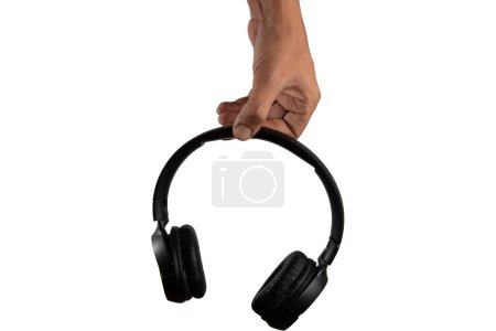 Foto de Mano masculina negra sosteniendo auriculares estéreo aislados - Imagen libre de derechos
