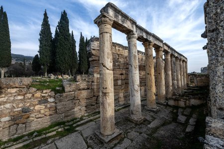 Neben den Travertinen von Pamukkale stehen die antike Stadt Hierapolis und die Travertinen auf der Liste des Weltkultur- und Naturerbes der UNESCO.