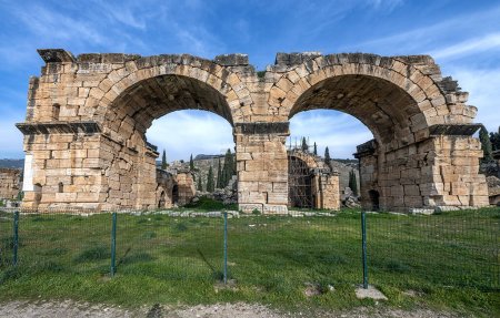 Neben den Travertinen von Pamukkale stehen die antike Stadt Hierapolis und die Travertinen auf der Liste des Weltkultur- und Naturerbes der UNESCO.