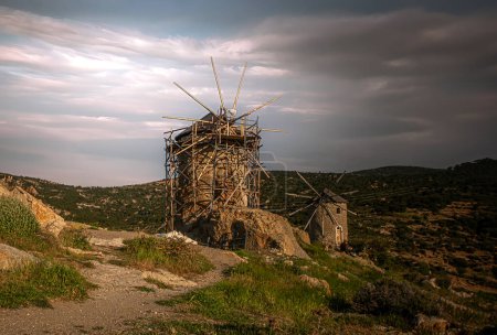 Historische Windmühlen auf dem Hügel in Foca, Izmir