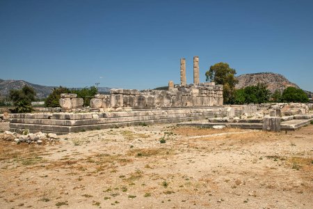 Sanctuaire Letoon, le plus grand temple dédié à Leto, la mère d'Artémis et Apollon, est le Temple Leto à l'ouest, construit dans le style Peripteros.