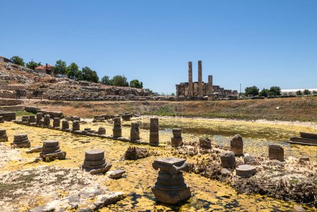 Das Heiligtum von Letoon, der größte Leto, der Mutter von Artemis und Apollo, geweihte Tempel, ist der Tempel von Leto im Westen, der im Peripteros-Stil erbaut wurde..