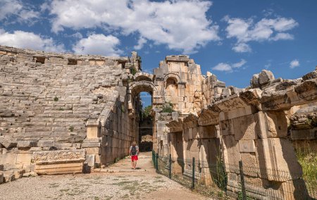 Téléchargez les photos : Myra Ancient City est particulièrement célèbre pour ses tombes rocheuses de l'époque lycienne, son théâtre de l'époque romaine et son église Saint-Nicolas de l'époque byzantine (Père Noël).). - en image libre de droit