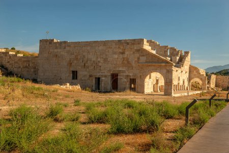 Patara Ancient City se encuentra en el actual pueblo de Gelemis, en el extremo suroeste del valle de Xanthos entre Fethiye y Kalkan, y es una de las ciudades más importantes y antiguas de Lycia.