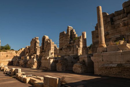 Patara Ancienne ville est située dans le village actuel de Gelemis, à l'extrémité sud-ouest de la vallée du Xanthos entre Fethiye et Kalkan, et est l'une des villes les plus importantes et les plus anciennes de Lycie.