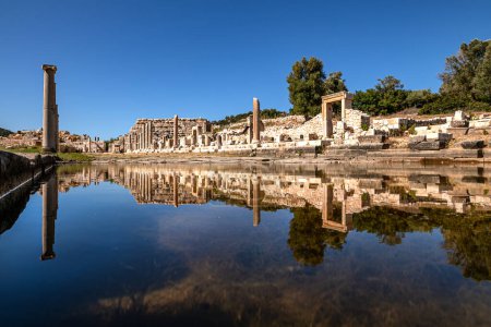 Patara Ancient City se encuentra en el actual pueblo de Gelemis, en el extremo suroeste del valle de Xanthos entre Fethiye y Kalkan, y es una de las ciudades más importantes y antiguas de Lycia.