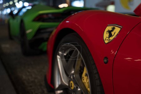 Téléchargez les photos : Ferrari rouge la nuit dans la ville - en image libre de droit