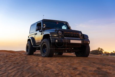 Téléchargez les photos : Jeep Wrangler la nuit dans le désert - en image libre de droit