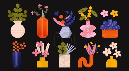 ein Strauß verschiedener Vasen mit Blumen darin