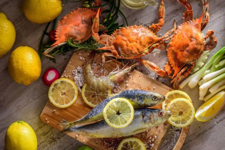 Téléchargez les photos : Sensation de fruits de mer : Poissons et crustacés frais assaisonnés de sel de mer et d "épices en 4K Close-up exquis - en image libre de droit
