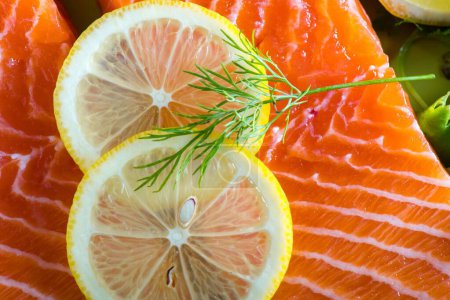 Téléchargez les photos : Top captivant Décryptages Filet de saumon cru frais avec tranche de citron piquante, en résolution 4K stupéfiante - en image libre de droit