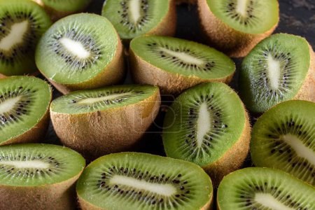 Delicioso primer plano de fruta kiwi recién cortada en brillante resolución 4K