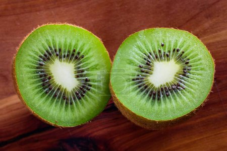 Foto de Delicioso primer plano de fruta kiwi recién cortada en brillante resolución 4K - Imagen libre de derechos