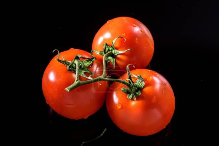 Téléchargez les photos : Gros plan fascinant sur les tomates fraîches Glistening capturées dans une résolution 4K à couper le souffle - en image libre de droit