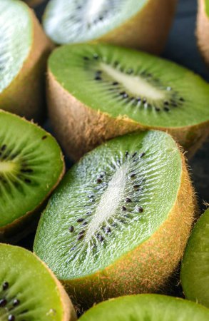 Gros plan succulent sur les fruits Kiwi fraîchement coupés dans une résolution 4K brillante