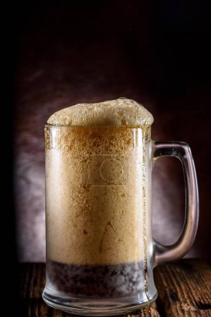 Téléchargez les photos : Verser rafraîchissant : Gros plan sur le versement et le service de bière froide dans un verre, présenté en résolution 4K croustillante - en image libre de droit