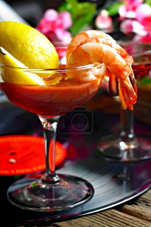 Téléchargez les photos : Délice de la mer exquis : Gros plan sur un cocktail de crevettes servi dans un verre, tentant les papilles gustatives en résolution 4K - en image libre de droit