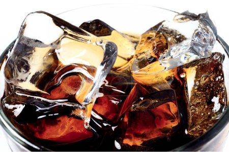 Téléchargez les photos : Icy Indulgence : Gros plan sur la boisson au cola refroidie à la perfection dans la glace, prête à offrir une gorgée rafraîchissante en résolution 4K - en image libre de droit