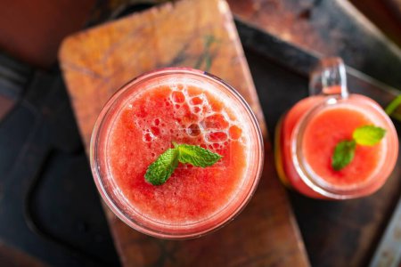 Téléchargez les photos : Elixir rafraîchissant : Gros plan sur le jus de tomate frais dans un verre, éclatant de saveur vibrante et de couleur en résolution 4K - en image libre de droit