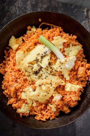 Téléchargez les photos : Savory Fusion : Gros plan sur Kimchi Fried Rice, un mélange délicieux de saveurs, capturé en résolution 4K - en image libre de droit