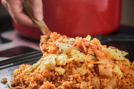 Téléchargez les photos : Savory Fusion : Gros plan sur Kimchi Fried Rice, un mélange délicieux de saveurs, capturé en résolution 4K - en image libre de droit