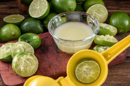 Téléchargez les photos : Extravagance d'agrumes piquants : Gros plan sur le citron et les fruits à chaux avec un presse-outils en plastique, éclatant de saveur en résolution 4K - en image libre de droit