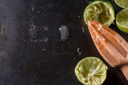 Téléchargez les photos : Zesty Plaisir aux agrumes : Gros plan sur le citron et les fruits à chaux avec un presse-outils en bois, capturant la fraîcheur en résolution 4K - en image libre de droit