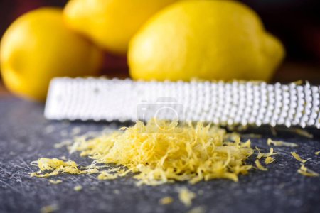 Téléchargez les photos : Zesty Citrus Fusion : Gros plan sur les fruits au citron avec un presse-outils en acier inoxydable, infusant le goût en résolution 4K - en image libre de droit