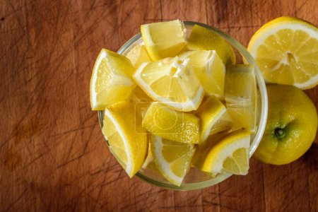 Foto de Tangy Citrus Slices: Primer plano de rodajas frescas de limón, rebosantes de aroma picante, en resolución 4K - Imagen libre de derechos