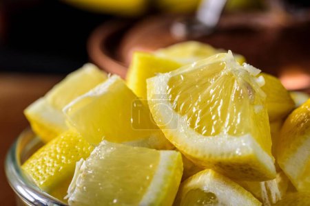 Téléchargez les photos : Tranches d'agrumes tangy : Gros plan sur les tranches de citron frais, débordant d'arôme piquant, en résolution 4K - en image libre de droit