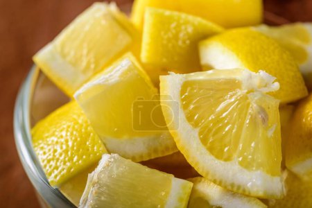 Foto de Tangy Citrus Slices: Primer plano de rodajas frescas de limón, rebosantes de aroma picante, en resolución 4K - Imagen libre de derechos