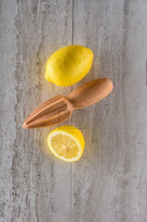 Téléchargez les photos : Zesty Plaisir aux agrumes : Gros plan sur le citron et les fruits à chaux avec un presse-outils en bois, capturant la fraîcheur en résolution 4K - en image libre de droit