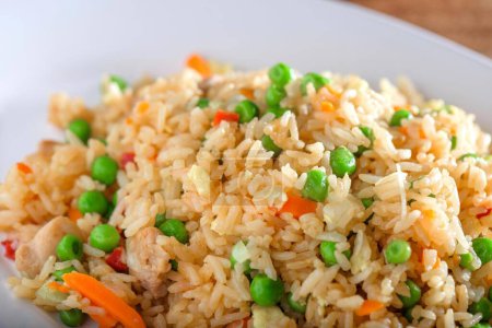 Foto de Comodidad satisfactoria: Primer plano del arroz frito de pollo con verduras frescas, capturado en resolución 4K - Imagen libre de derechos