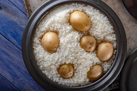 Téléchargez les photos : Fusion salée : Gros plan sur le riz blanc cuit à la vapeur avec des pommes de terre, capturé en résolution 4K - en image libre de droit