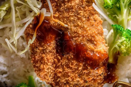 Téléchargez les photos : Perfection de côtelettes de porc croustillantes : Top Close-up de côtelettes de porc frites sur le chou vert haché et le riz blanc cuit à la vapeur, capturé en résolution 4K - en image libre de droit