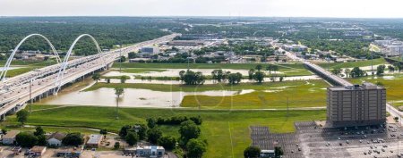 Téléchargez les photos : Eaux enragées : juin Inondation de la rivière Trinity à Dallas, Texas, capturée dans une résolution 4K frappante - en image libre de droit