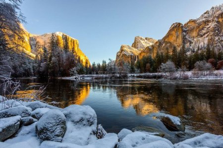 Sérénité hivernale : Vues du parc national Yosemite après la tempête de neige depuis Merced River, Californie, États-Unis, capturées en 4K à couper le souffle
