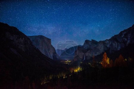 Foto de Magia Nocturna: Encantadora Vista Nocturna 4K del Valle de Yosemite, la Belleza Starlit de California - Imagen libre de derechos