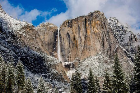 Téléchargez les photos : Panorama printanier : Capture 4K des chutes de Yosemite en Californie, États-Unis, au milieu d'une beauté florissante - en image libre de droit