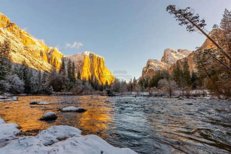 Sérénité hivernale : Vues du parc national Yosemite après la tempête de neige depuis Merced River, Californie, États-Unis, capturées en 4K à couper le souffle