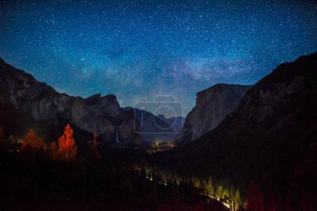 Foto de Magia Nocturna: Encantadora Vista Nocturna 4K del Valle de Yosemite, la Belleza Starlit de California - Imagen libre de derechos