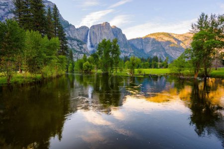 Téléchargez les photos : Springtime Splendor : Captivant 4K Vue des chutes de Yosemite de Merced River, Californie, États-Unis - en image libre de droit